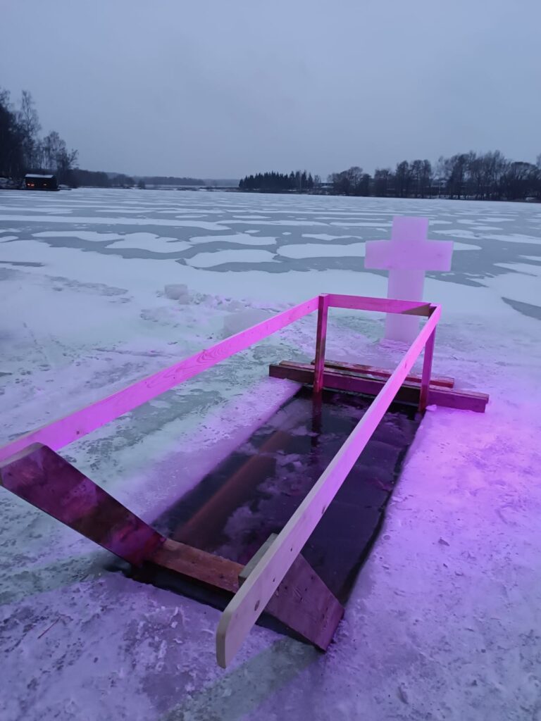 прорубь на крещение в Lake-Ville